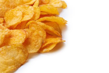 Beyaz arka planda izole edilmiş çıtır patates cipsi.