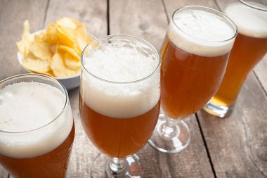 ahşap arka plan üzerinde bira ile gözlük