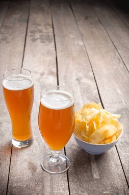 ahşap arka plan üzerinde bira ile gözlük