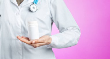 kadın doktor hap kavanoz tutarak yakın çekim 