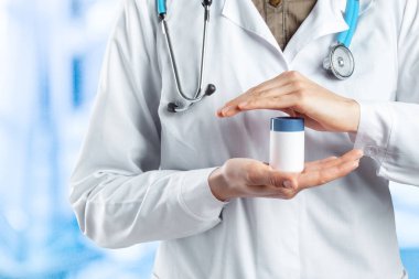 kadın doktor hap kavanoz tutarak yakın çekim 