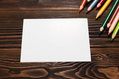 Boş kağıt üstünde okul sırası