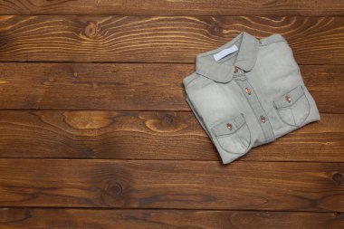 Bebek sayfalar üzerinde ahşap masa, üstten görünüm 