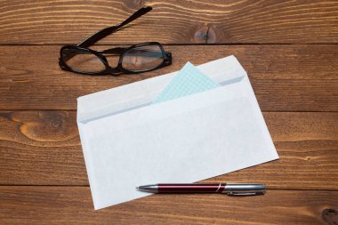 Boş kağıt, zarf üzerinde ahşap masa