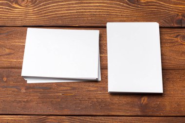 Boş iş ahşap arka plan üzerinde sahte kadar