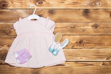 Bebek sayfalar üzerinde ahşap masa, üstten görünüm 