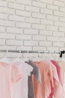 Çocuk Giyim Askıları raf satırındaki Tarih