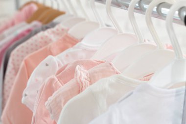 Çocuk Giyim Askıları raf satırındaki Tarih