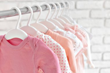 Çocuk Giyim Askıları raf satırındaki Tarih