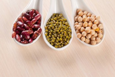 kaşık içinde çeşitli kuru fasulye