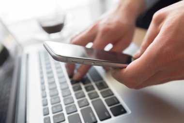  bilgisayarla çalışma kafede genç adam