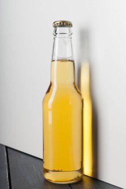 Beyaz arka planda bir şişe bira.