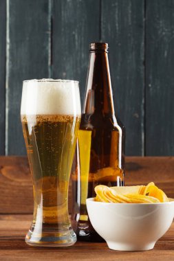 Bardak bira şişesi ahşap arka plan üzerinde yakınındaki