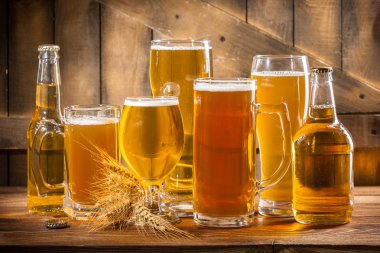 ahşap arka plan bira gözlük