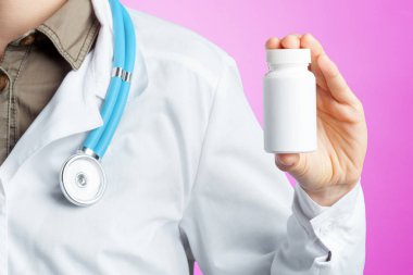 kadın doktor hap kavanoz tutarak yakın çekim 