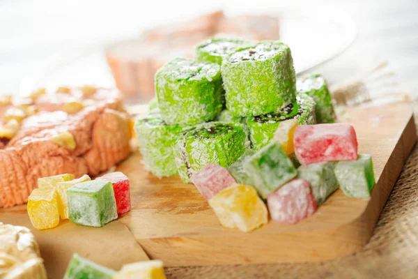 ahşap arka plan üzerinde geleneksel Doğu tatlı