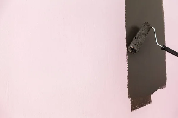 painting a wall in black color