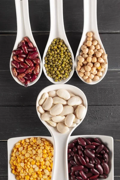 kaşık ve kase çeşitli kuru fasulye