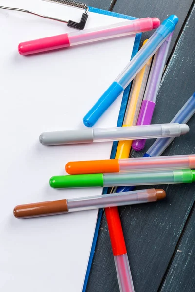 işaretçileri olan masada temiz çarşaf