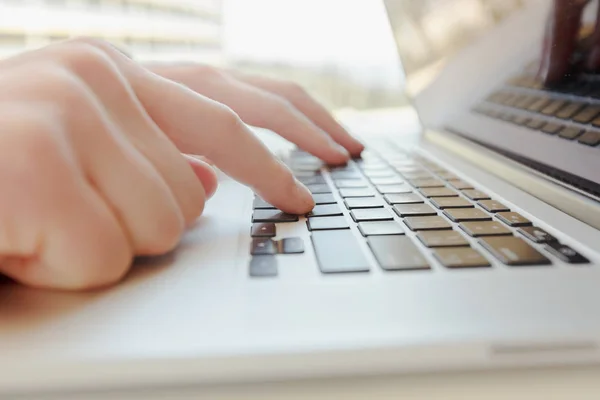 Uomo Caucasico Utilizzando Computer Portatile Tavola — Foto Stock