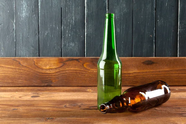 Bottiglie Birra Vuote Sfondo Legno — Foto Stock