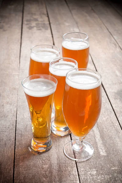 Gläser Mit Bier Auf Hölzernem Hintergrund — Stockfoto