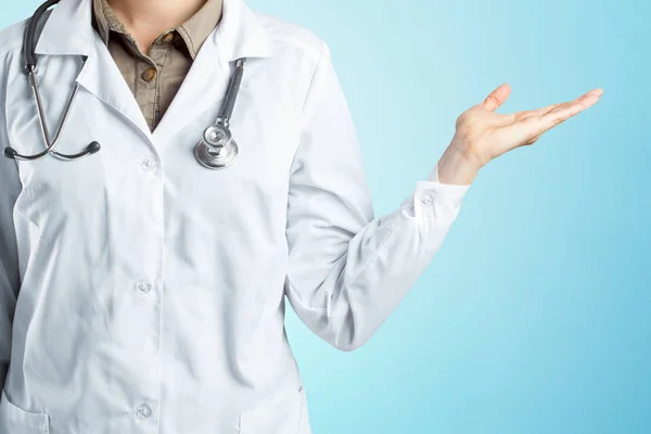 Kvinnliga Läkare Med Stetoskop — Stockfoto
