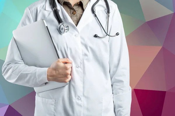 Närbild Kvinnliga Läkare Händerna Hålla Laptop — Stockfoto
