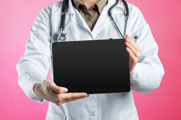 Doktor Trzymając Cyfrowy Tablet — Zdjęcie stockowe