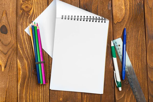 Boş kağıt ve kalem ahşap tablo