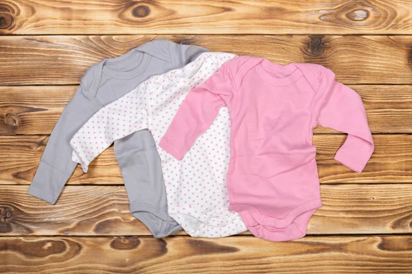 Bebek sayfalar üzerinde ahşap masa, üstten görünüm 