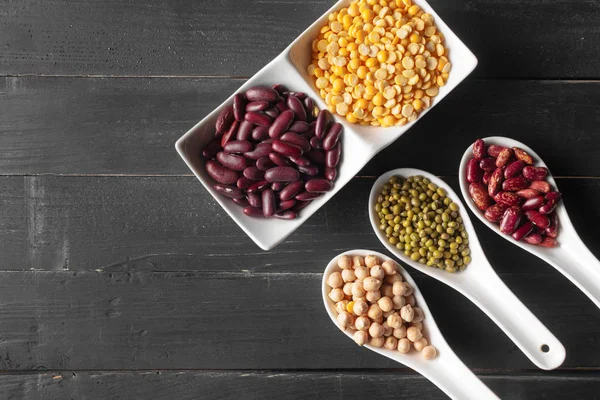 kaşık ve kase çeşitli kuru fasulye