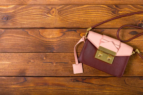 ahşap masa üzerinde küçük çanta yakın çekim