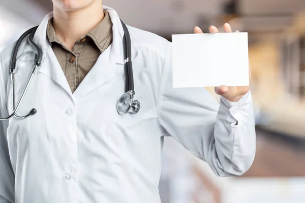 Mani Medico Con Foglio Cartone Vuoto — Foto Stock