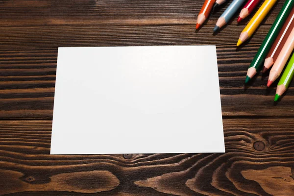 Boş kağıt üstünde okul sırası