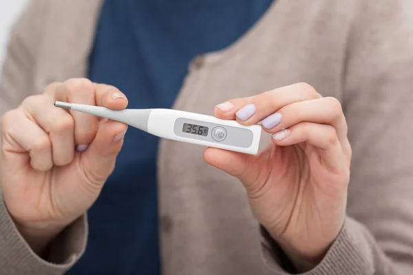 Mulheres Doentes Segurando Termômetro Close — Fotografia de Stock