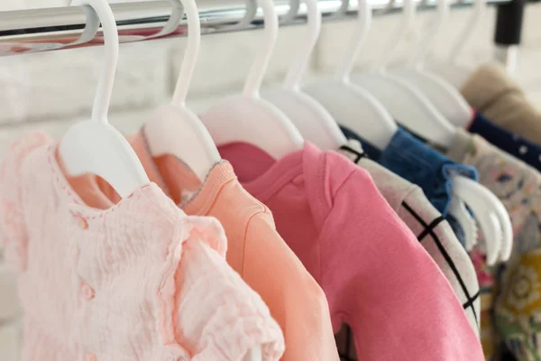 Vestiti Bambini Appendini Fila Rack — Foto Stock