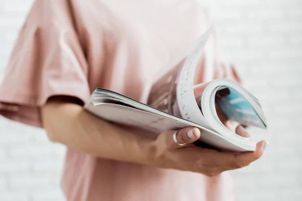 Nähere Betrachtung Der Frauenzeitschrift — Stockfoto