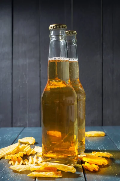 Cerveja Garrafas Batatas Fritas Tigela — Fotografia de Stock