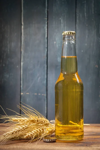 Ahşap arka plan üzerinde bira şişesiyle