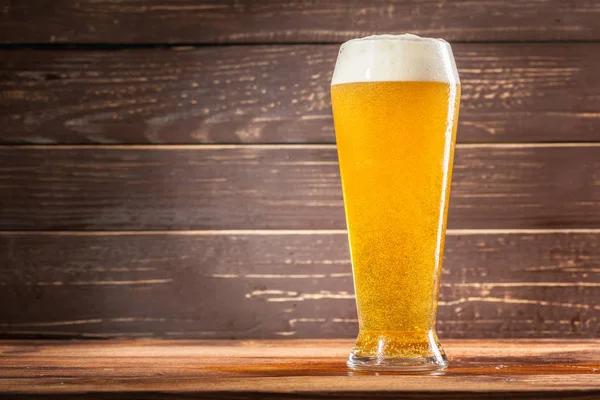 Ahşap arka planda bir bardak bira