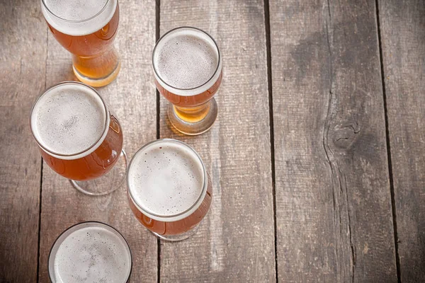 Gläser Mit Bier Auf Hölzernem Hintergrund — Stockfoto