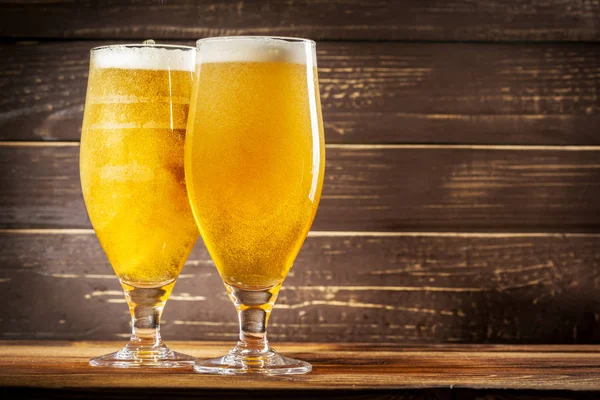 ahşap arka plan bira gözlük