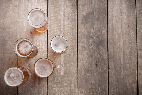 ahşap arka plan üzerinde bira ile gözlük