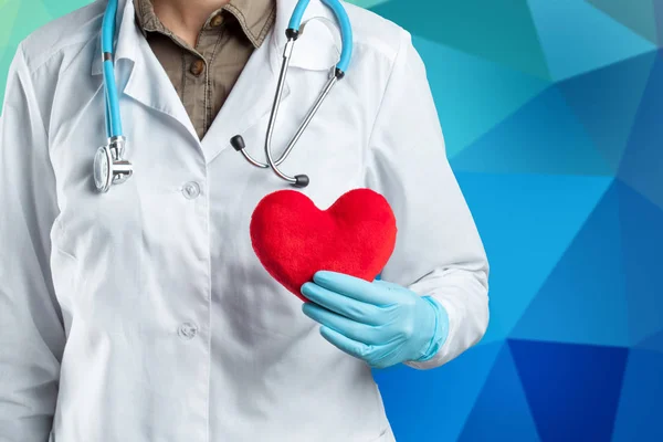 Mujer Médico Sosteniendo Rojo Juguete Corazón Concepto Protección Salud — Foto de Stock