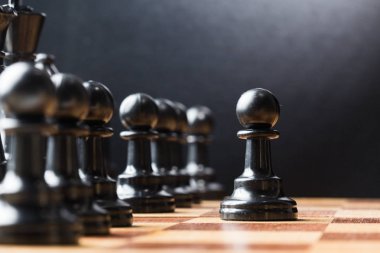 Satranç oyun tahtası üzerinde satranç figürleri