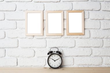 Duvardaki boş siyah resim çerçevesi