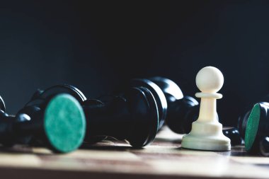 Satranç oyun tahtası üzerinde satranç figürleri