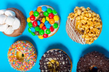 Mavi bir arka plan üzerinde çeşitli börekler