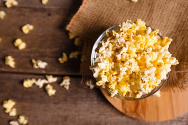 Ahşap masa üzerinde tuz patlamış mısır yığını